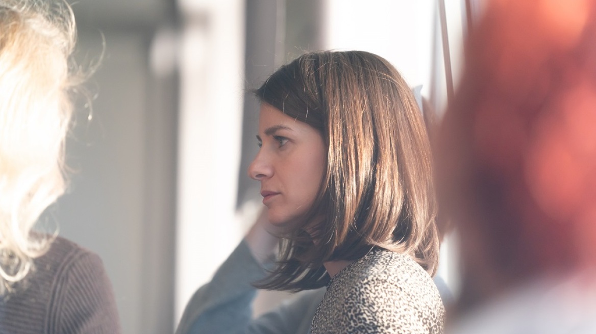 Στέλλα Κάσδαγλη: οι γυναίκες «πρότυπα» είναι συχνά εκείνες που μιλούν λιγότερο για τα προβλήματά μας