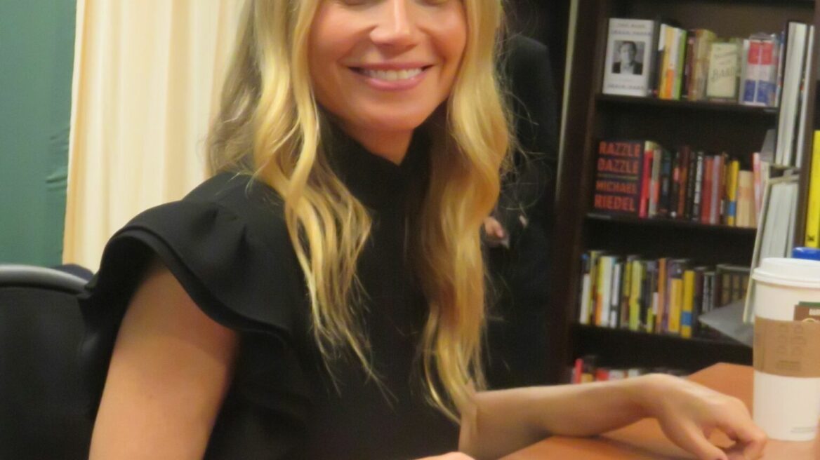 H Gwyneth Paltrow αναβαθμίζει το μικρό μαύρο φόρεμά της με Gucci παπούτσια