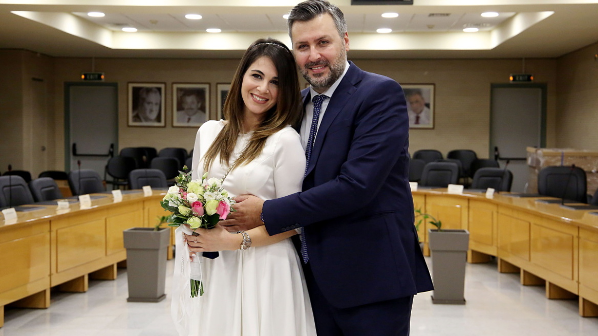 Παντρεύτηκε ο Γιάννης Καλλιάνος και δεν μπορούσαμε να μην χαζέψουμε το μίνι νυφικό της αγαπημένης του