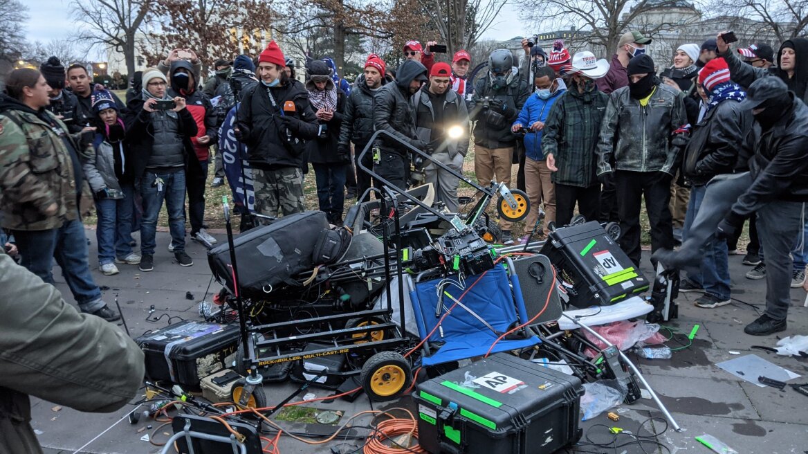 Χάος στις ΗΠΑ: Επιθέσεις εις βάρος δημοσιογράφων έξω από το Καπιτώλιο - Κατέστρεψαν κάμερες οι διαδηλωτές