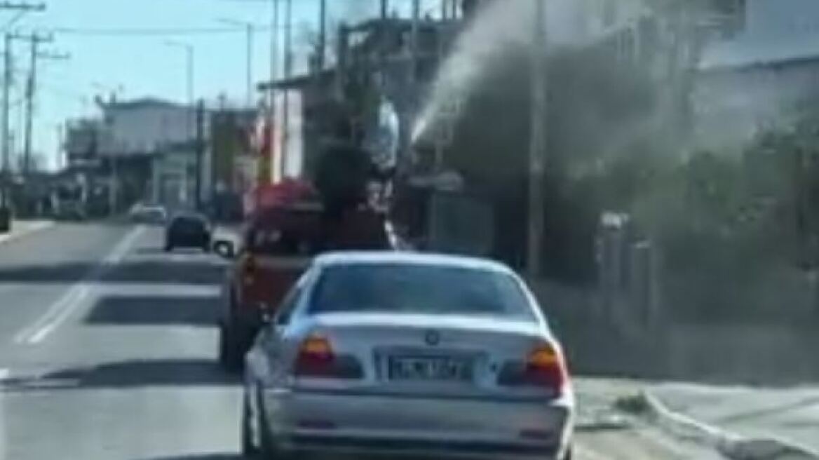 Κορωνοϊός - Λαμία: Παρέμβαση Εισαγγελέα για τον παπά που έριχνε αγιασμό με τη μάνικα