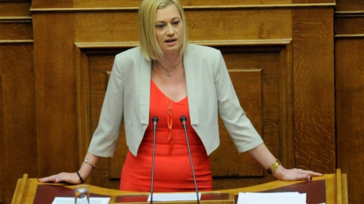  Το Facebook ξεκίνησε πόλεμο με την Ραχήλ Μακρή: «Δεν ήθελαν να μάθουν οι Έλληνες πως οι Αμερικανοί επαναστάτησαν» (pics)