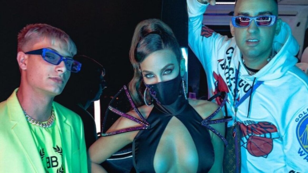 Η Στικούδη... τιμωρός απαντάει σε όσους λένε οτι έβαλε στήθος (pics)