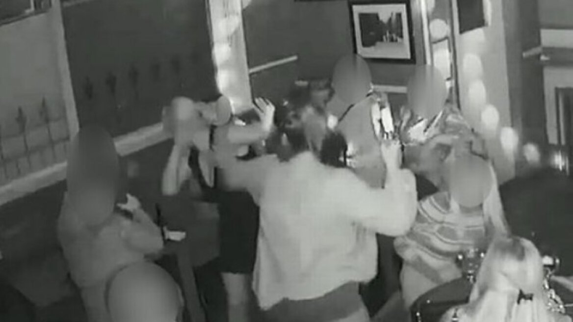 Μεθυσμένες μαμάδες πλακώθηκαν με μπουκάλια και ποτήρια σε παμπ