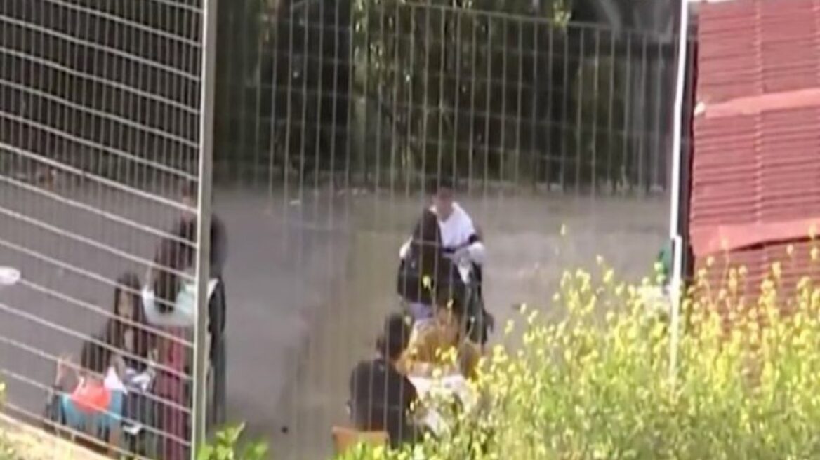 Ναύπλιο: Έβγαλαν τα θρανία στο προαύλιο για να κάνουν μάθημα