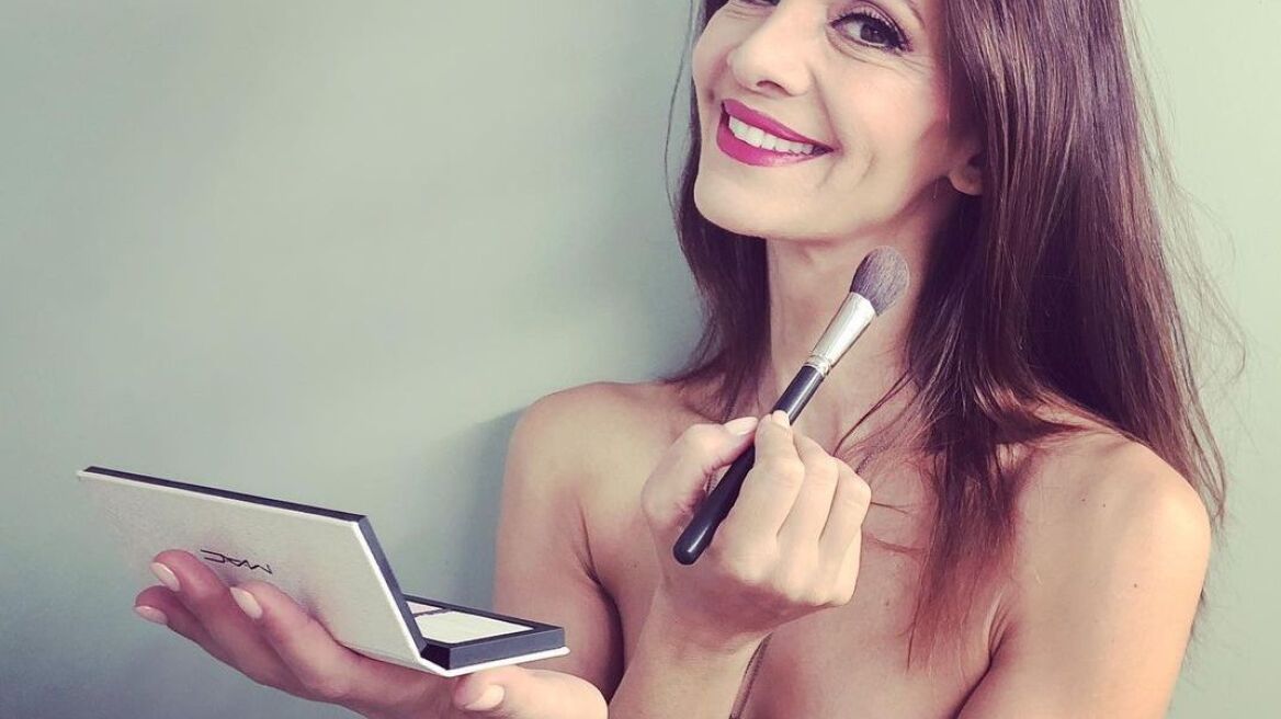 H Κατερίνα Λέχου παραδίδει μαθήματα κομψότητας εν μέσω πανδημίας