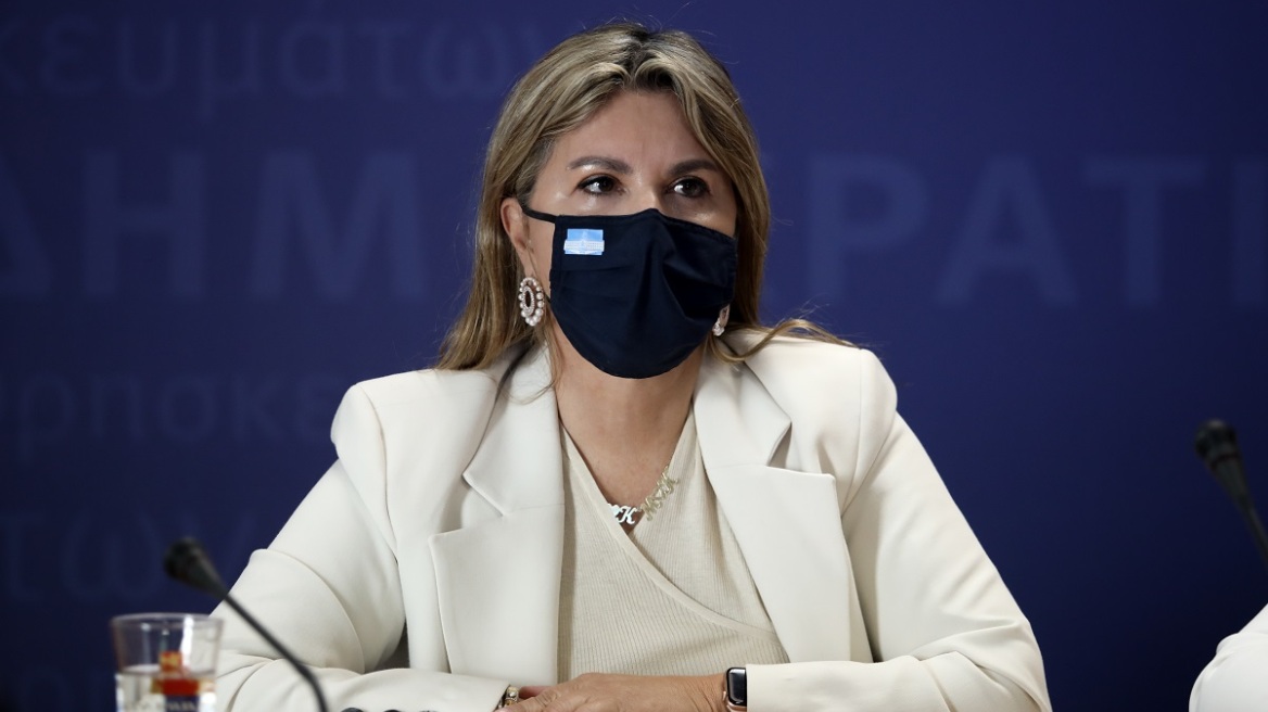 Κορωνοϊός - Μακρή: Καμία περίπτωση να κλείσουν νωρίτερα τα σχολεία για τα Χριστούγεννα