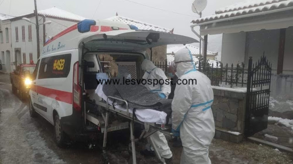 Λέσβος: Μέσα στα χιόνια μετέφεραν ηλικιωμένη με πυρετό στο νοσοκομείο