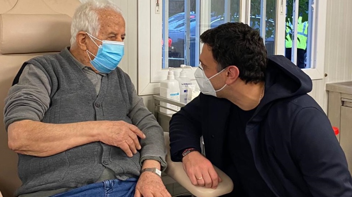 Στο νοσοκομείο ΕΛΠΙΣ ο Κικίλιας - Στο πλευρό ηλικιωμένων που εμβολιάζονται