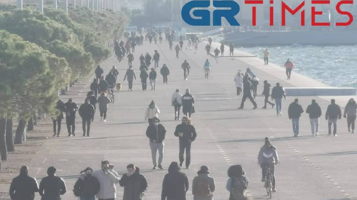 Θεσσαλονίκη: Πλήθος κόσμου στη Νέα Παραλία