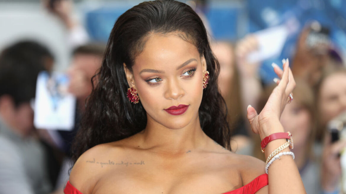 Rihanna: Ποζάρει με δαντελένια εσώρουχα, λάτεξ και ρουμπίνια 2 εκατομμυρίων
