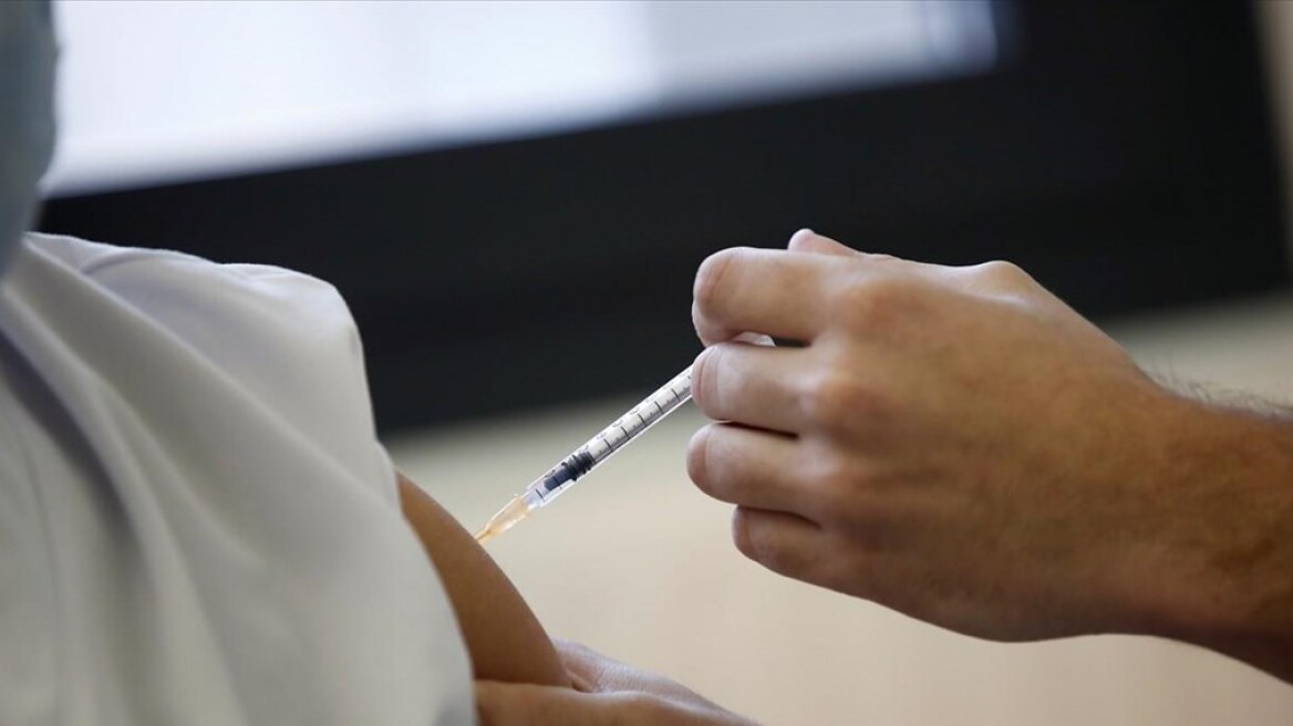 Βρετανία: Πάνω από 4 εκατομμύρια άνθρωποι έχουν εμβολιαστεί