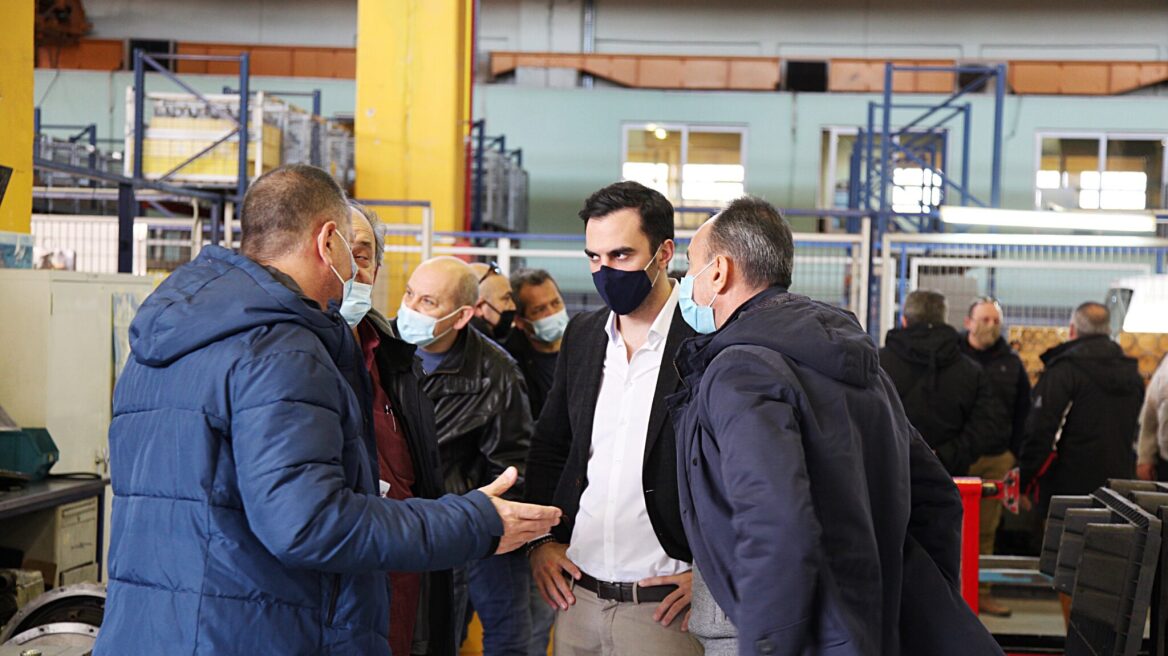 Στο αμαξοστάσιο του Ρέντη ο Μανώλης Χριστοδουλάκης: «Είμαστε δίπλα σας!»