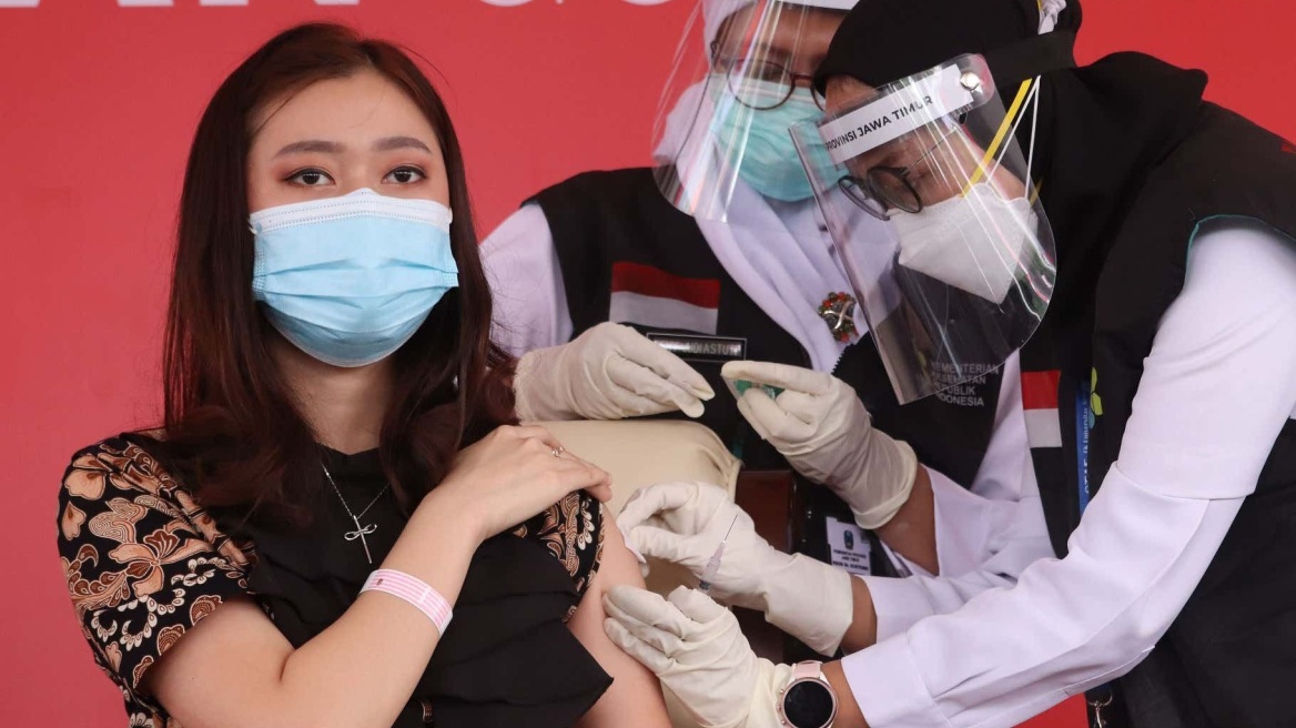 Ινδονησία: «Στην ουρά» ηλικιωμένοι και ευπαθείς ομάδες - Πρώτα εμβολιάζονται οι influencers!