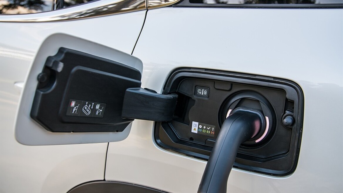 Για ποιους αυξάνεται ο αριθμός επιδότησης ηλεκτρικών ΙΧ από την Κυβέρνηση;