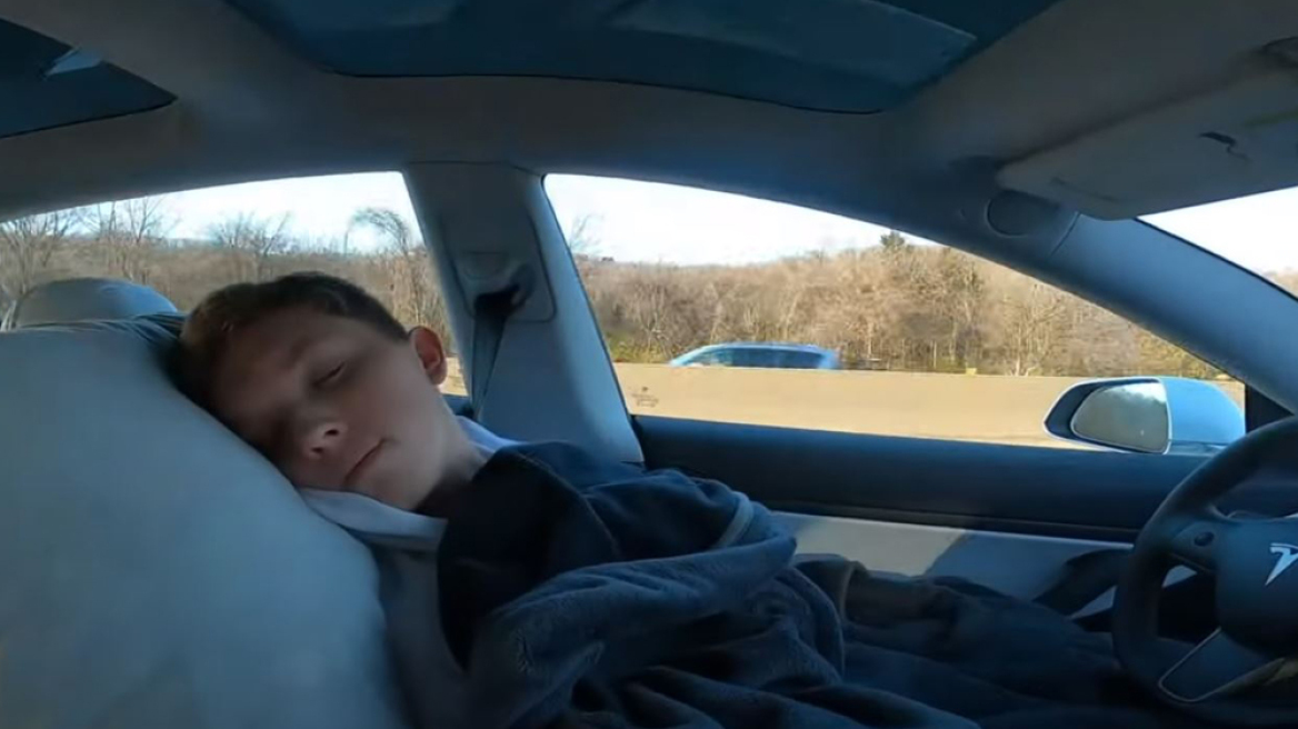 Βραβείο ηλιθιότητας: Αφησε το τιμόνι καθ’ οδόν και έπεσε για ύπνο  