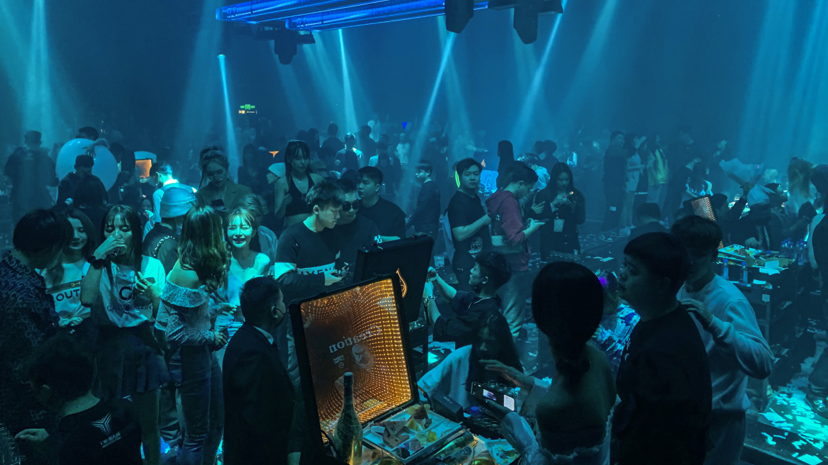 Κορωνοϊός - Κίνα: Με γεμάτα κλαμπ, χωρίς μάσκες και αποστάσεις γιορτάζουν στην Ουχάν την πρώτη επέτειο του lockdown