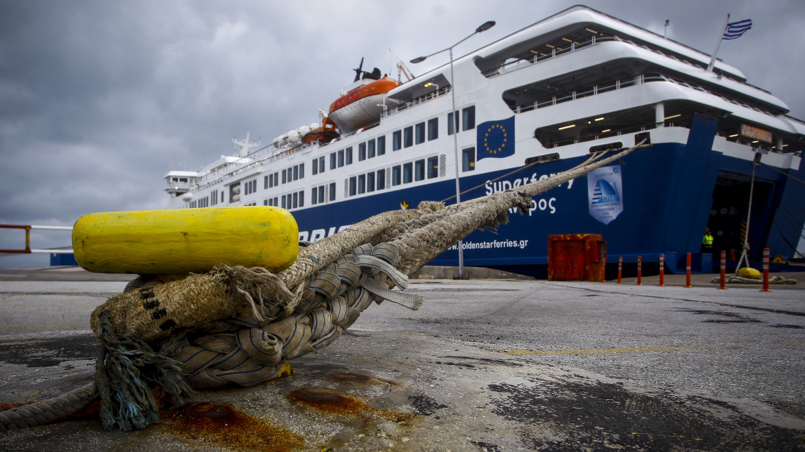 Ζάκυνθος: Δεμένα στο λιμάνι τα πλοία λόγω των θυελλωδών ανέμων