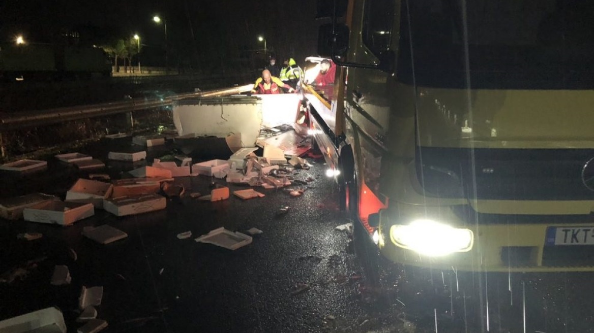 Απίστευτο τροχαίο στα Τρίκαλα - Γέμισε με ψάρια η εθνική οδός Τρικάλων - Καλαμπάκας