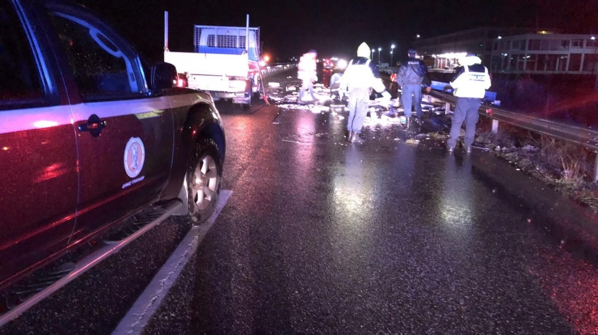 Απίστευτο τροχαίο στα Τρίκαλα - Γέμισε με ψάρια η εθνική οδός Τρικάλων - Καλαμπάκας