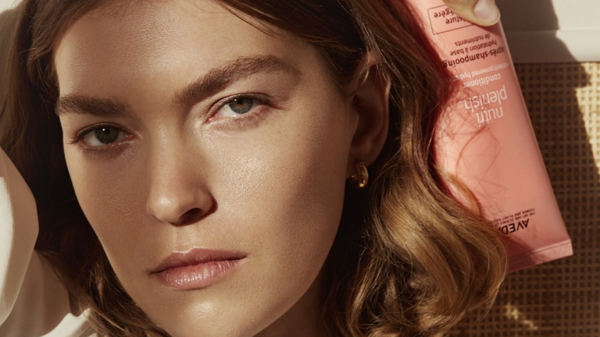 Η Arizona Muse μας συστήνει το αγαπημένο της vegan brand ομορφιάς