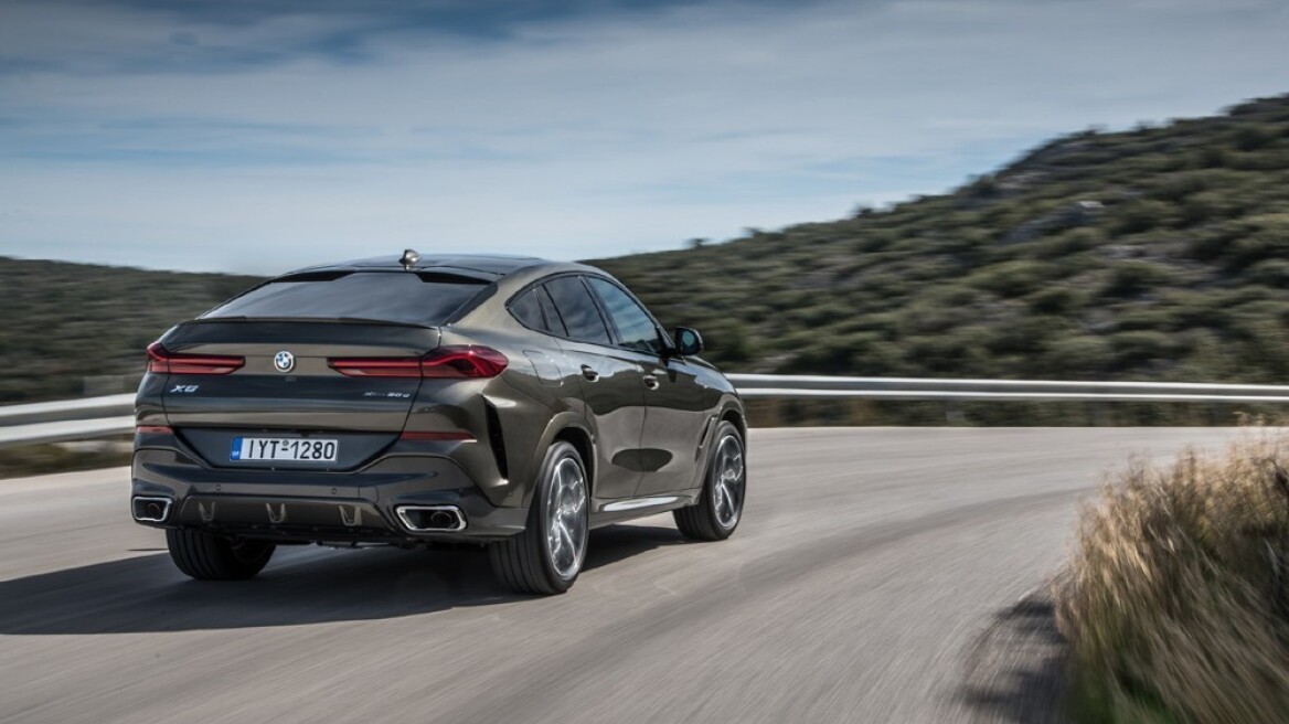 Μια BMW X6 γλιστρά ανεξέλεγκτα στον πάγο