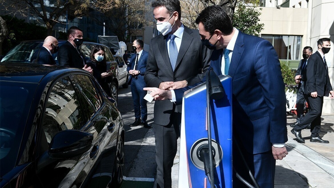 Κυριάκος Mητσοτάκης: Φορτίζοντας το αυτοκίνητό του... (video)