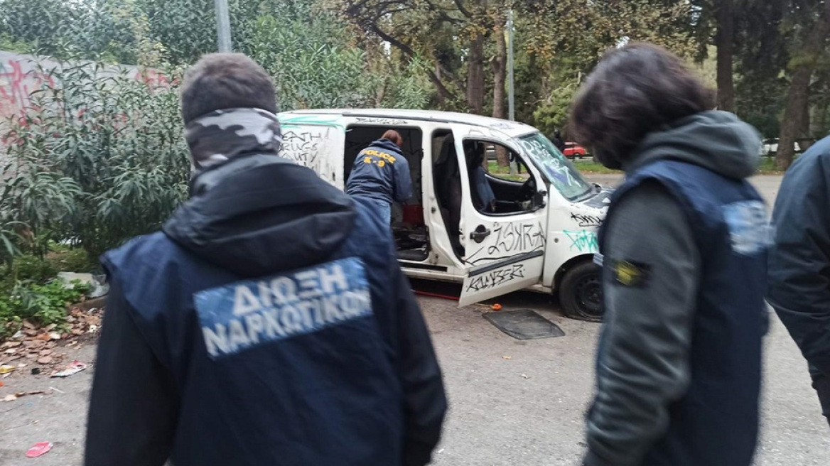 Συμμορία είχε μετατρέψει σε αποθήκη ναρκωτικών τον προαύλιο χώρο του Πανεπιστημίου Αθηνών - Δείτε φωτογραφίες 