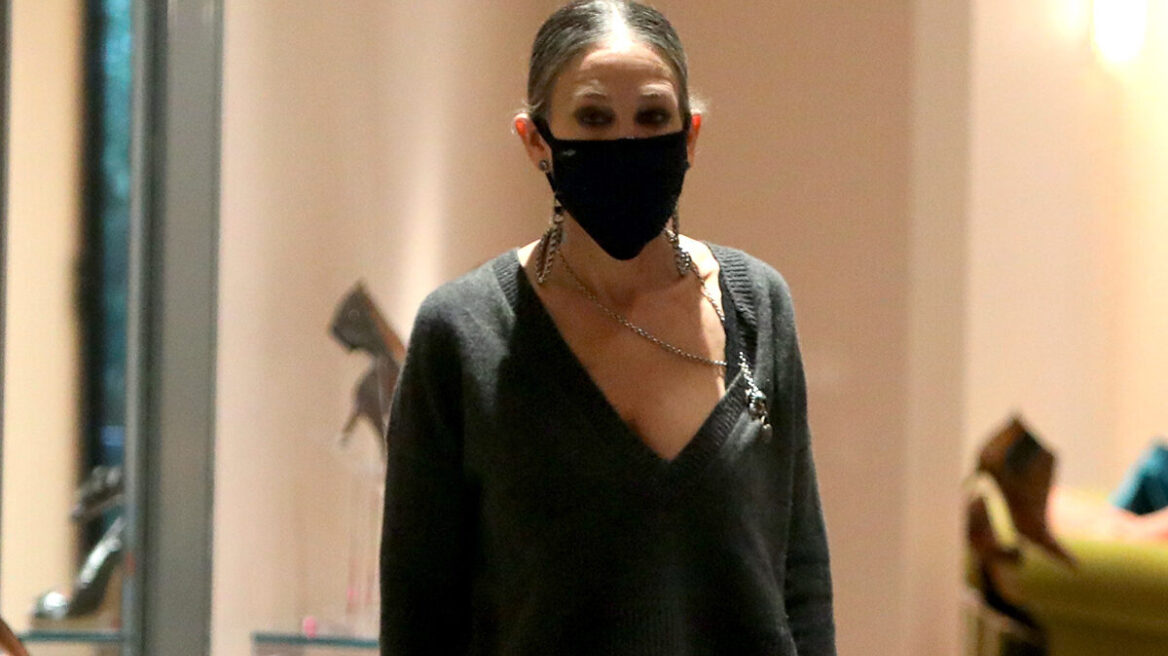 H Sarah Jessica Parker φόρεσε ένα παντελόνι φόρμας με τον πιο απροσδόκητο τρόπο