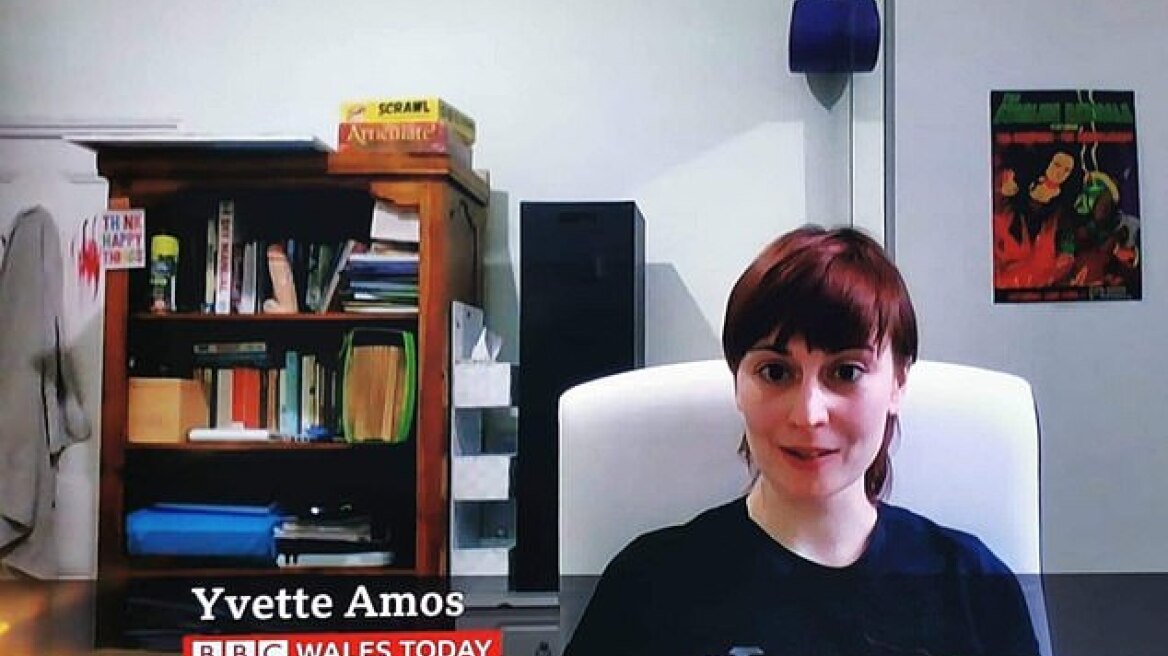 Μιλούσε για την ανεργία σε εκπομπή του BBC, αλλά έγινε viral εξαιτίας ενός... αντικειμένου στη βιβλιοθήκη της