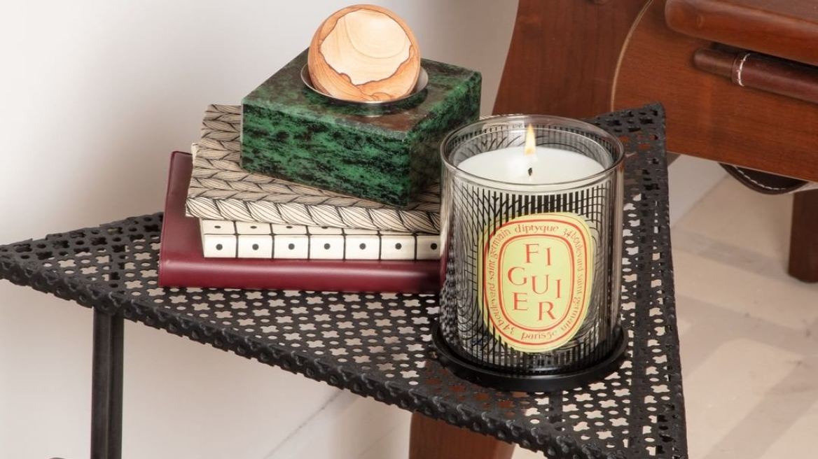 Βρήκαμε τα κεριά που θα κάνουν το σπίτι σας super cozy