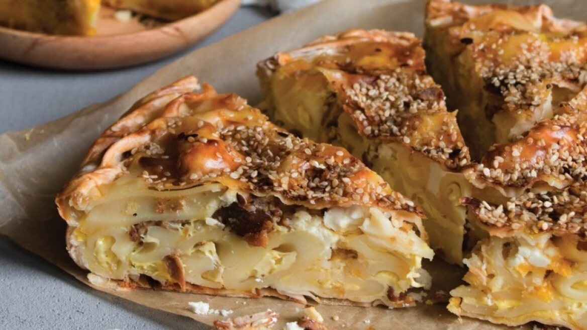 Η συνταγή της ημέρας: Λαχταριστή μακαρονόπιτα με καβουρμά & τυριά
