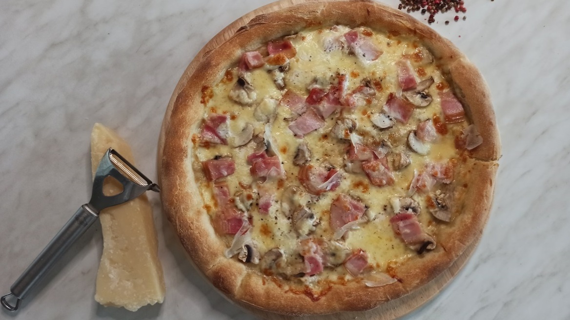 Pizza Carbonara: Φτιάχνουμε την πιο λαχταριστή πίτσα με κριτσανιστή ζύμη