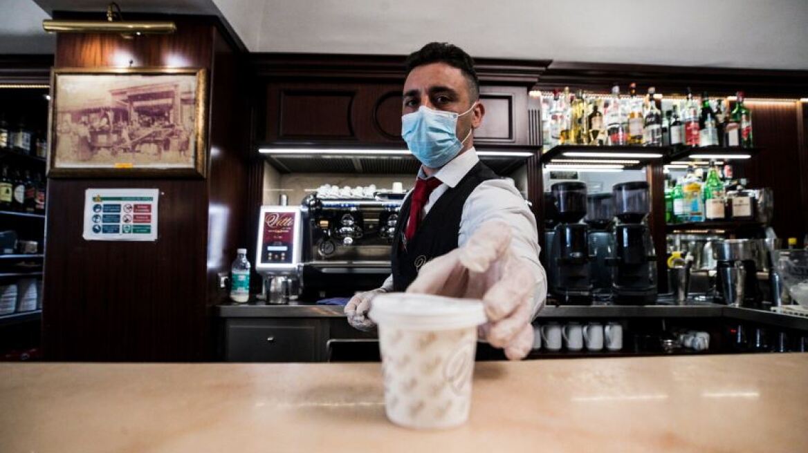 «Ούτε απέξω... Τσουχτερά πρόστιμα από σήμερα σε πελάτες καφέ και take away»