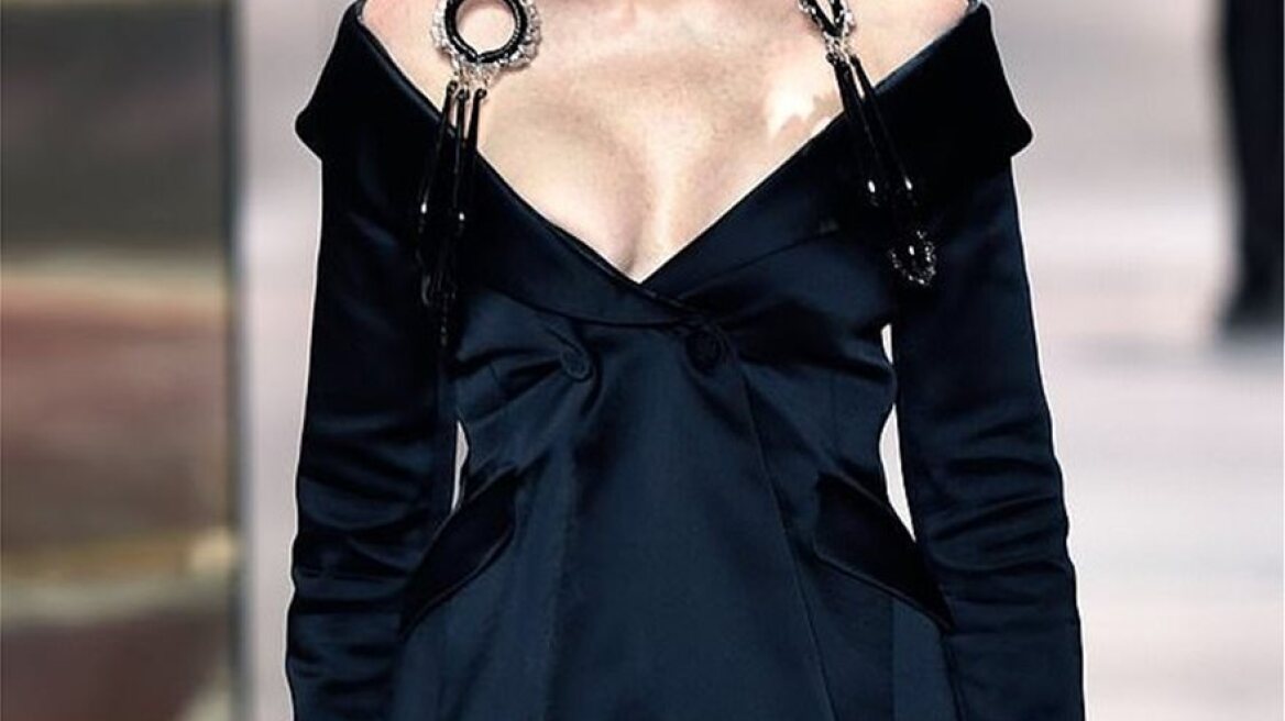 Η Ντέμι Μουρ «έσπασε τη σιωπή» της για την «αγνώριστη» εμφάνισή της στην πασαρέλα