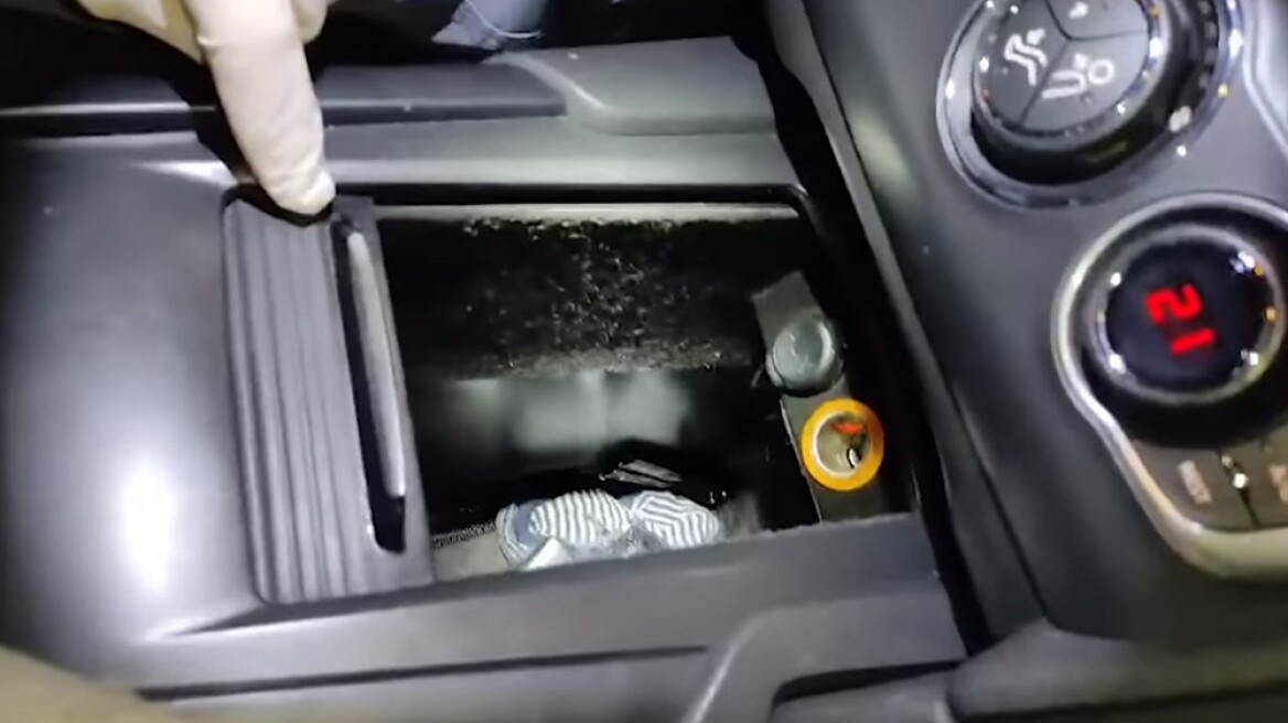 Απίστευτο video: Που κρύβουν όπλα και ναρκωτικά μέσα στο αυτοκίνητο;