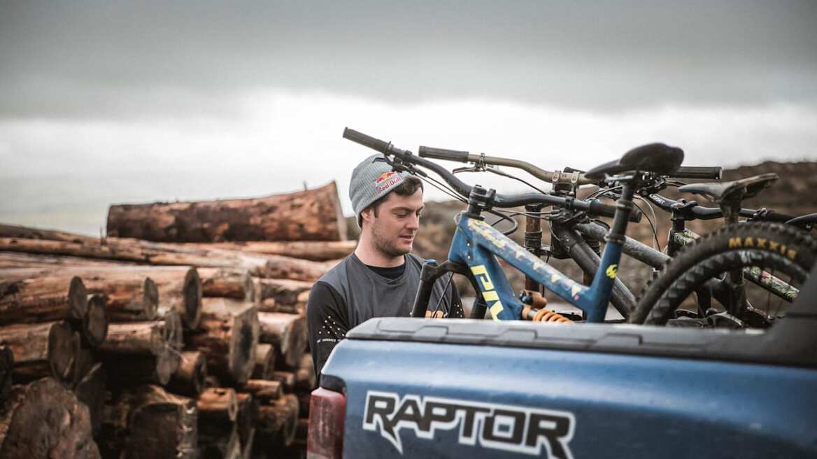 Ο Matt Jones πάει κόντρα στους κανόνες του mountain bike