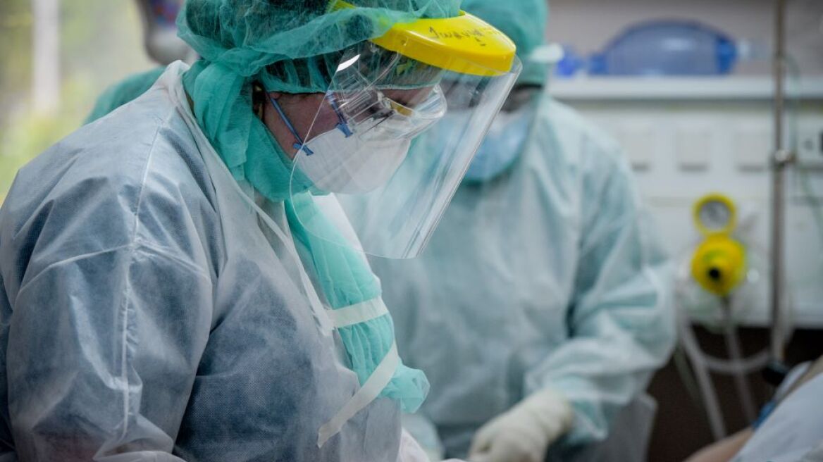 Διασωληνωμένη καθηγήτρια αγγλικών που δίδασκε σε τρία δημοτικά της Αθήνας 