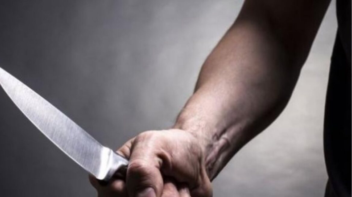 Πάτρα: Απειλούσε με μαχαίρια περαστικούς και αστυνομικούς