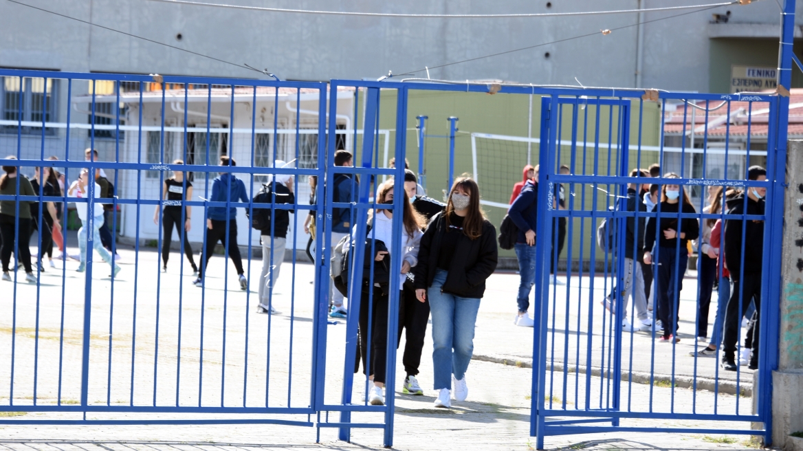 Σχολεία: Πώς θα ανοίξουν - Τα self test και οι υπεύθυνες δηλώσεις των γονέων