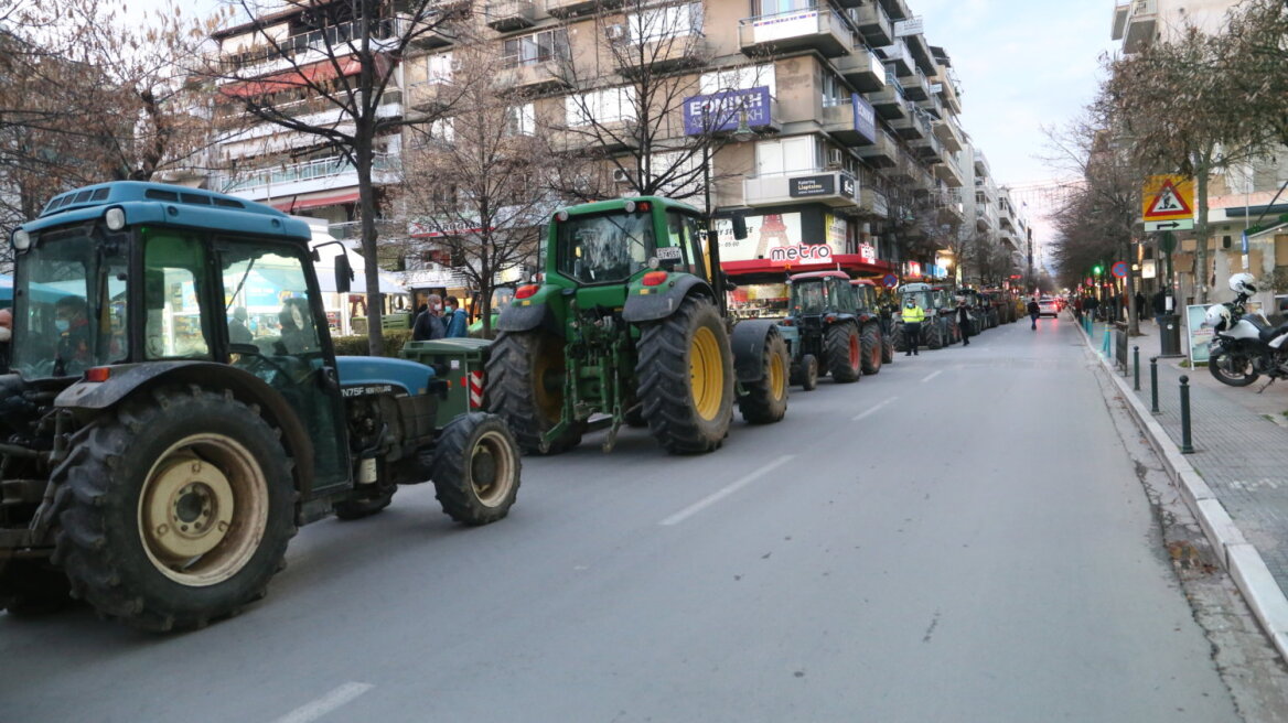 Αγρότες μπήκαν με τα τρακτέρ στο κέντρο της Λάρισας