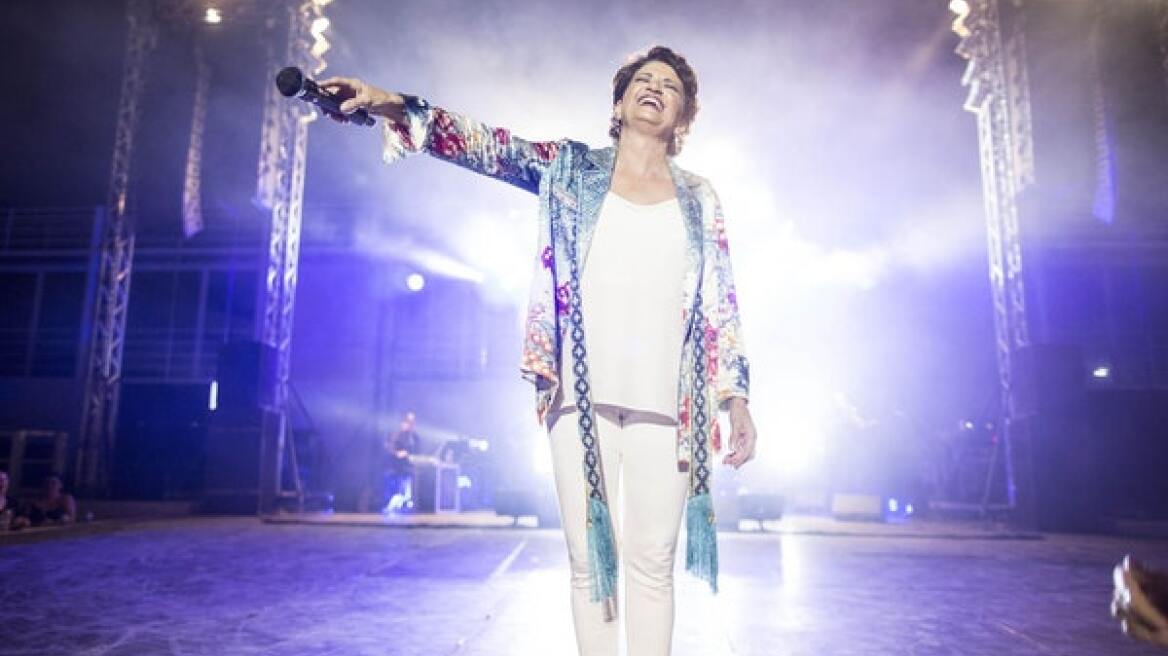 Η Άλκηστις Πρωτοψάλτη τραγουδά ζωντανά από τη σκηνή του Gazarte