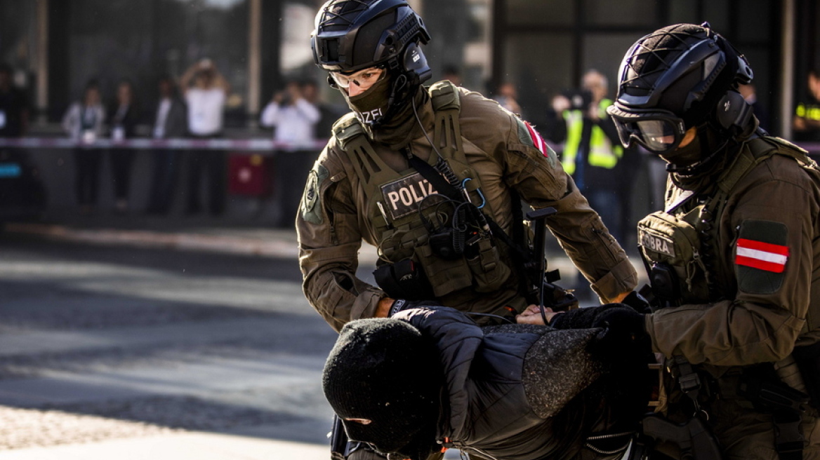 Europol: Χειροπέδες σε 38 άτομα σε Γαλλία, Ρουμανία, Μολδαβία - Συμμετείχαν σε δίκτυο παράνομης διακίνησης μεταναστών 