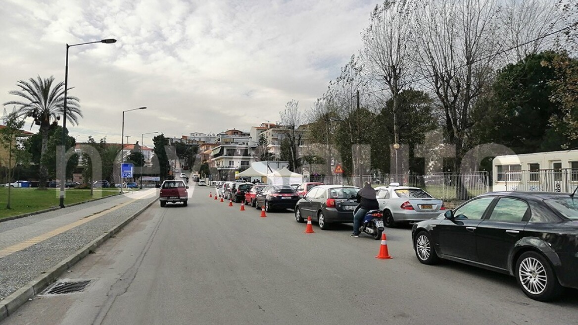 Ουρές αυτοκινήτων για rapid tests (εικόνες)