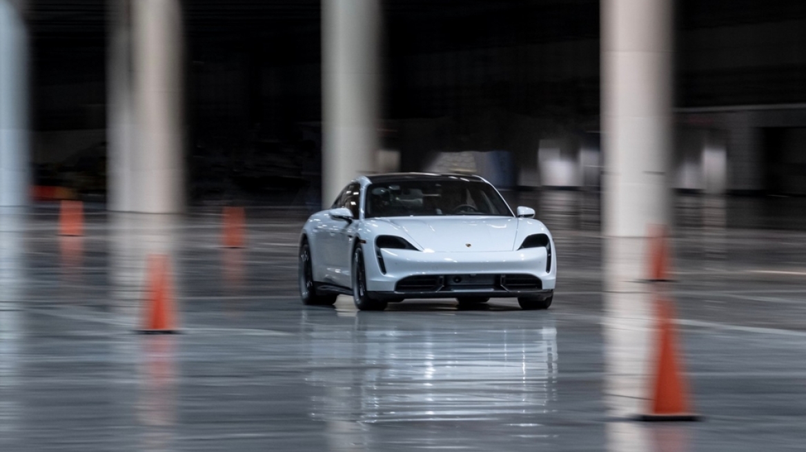 Η Porsche Taycan κάνει ρεκόρ ταχύτητας σε εσωτερικό χώρο