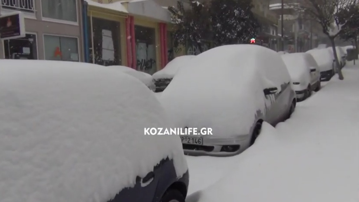 Κοζάνη: Χιονίζει ασταμάτητα - «Μάχη» για να μείνουν ανοιχτοί οι δρόμοι (βίντεο)