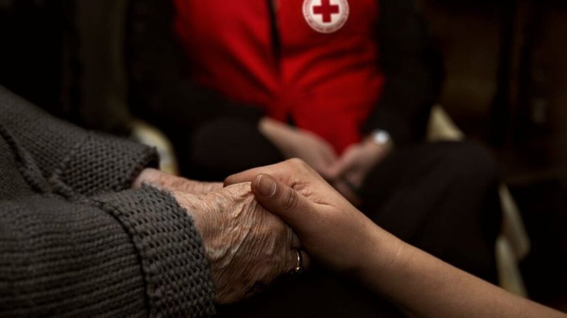 Ερυθρός Σταυρός: Ξεκινά σήμερα η μεταφορά ευάλωτων πολιτών στα εμβολιαστικά κέντρα της Αττικής
