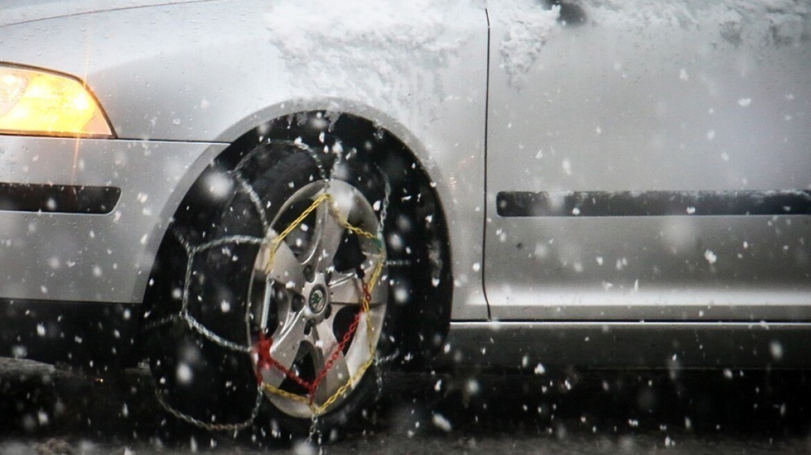 Κακοκαιρία «Μπάρμπαρα» - Με αλυσίδες η κυκλοφορία στη λεωφόρο Διονύσου