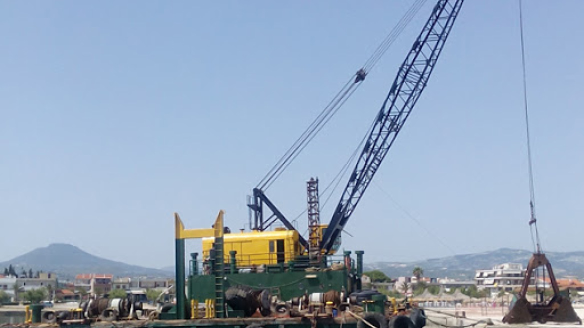 Σαντορίνη: Προσάραξη πλωτού γερανού στην Περίσσα - Δεν αναφέρθηκε τραυματισμός