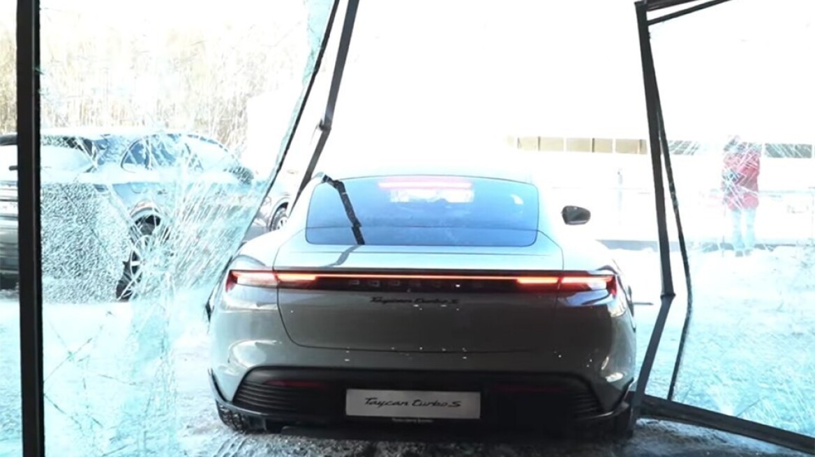 Διέλυσε μια Porsche σε έκθεση για λίγη...δημοσιότητα (video)